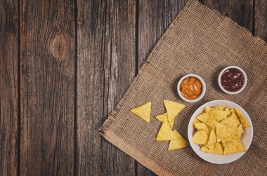 Patates cipsi kase ahşap masa arka plan üzerinde yığını
