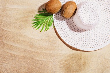 Arka plan wdith kumlu plaj, üst görünümü. Yaz aksesuarları konsepti