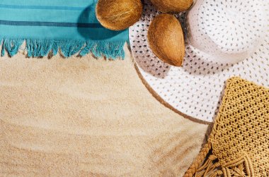 Arka plan wdith kumlu plaj, üst görünümü. Yaz aksesuarları konsepti