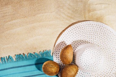 Arka plan wdith kumlu plaj, üst görünümü. Yaz aksesuarları konsepti