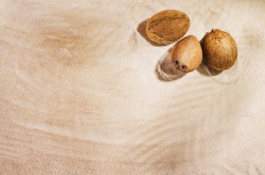 Arka plan wdith kumlu plaj, üst görünümü. Yaz aksesuarları konsepti