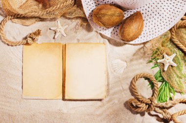 Arka plan wdith kumlu plaj, üst görünümü. Yaz aksesuarları konsepti