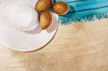 Arka plan wdith kumlu plaj, üst görünümü. Yaz aksesuarları konsepti