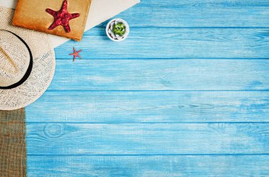 Mavi ahşap arka plan üzerinde seyahat üst görünümü için aksesuarlar