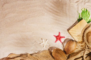 Arka plan wdith kumlu plaj, üst görünümü. Yaz aksesuarları konsepti