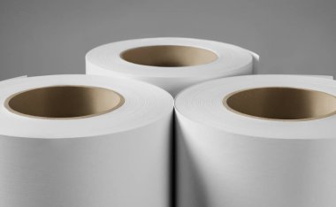 Boş beyaz kağıt ruloları gri arka planda yalıtılmış mockup