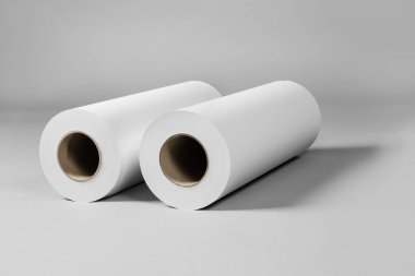 Boş beyaz kağıt ruloları gri arka planda yalıtılmış mockup