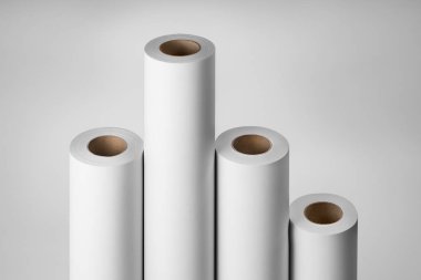 Boş beyaz kağıt ruloları gri arka planda yalıtılmış mockup