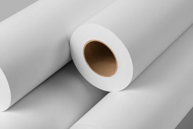 Boş beyaz kağıt ruloları gri arka planda yalıtılmış mockup