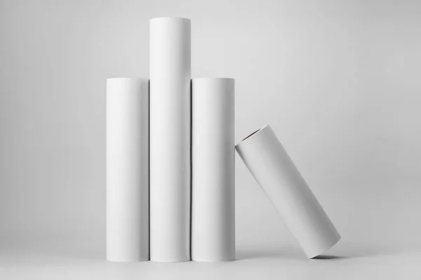 Rollos de papel blanco en blanco maqueta aislado sobre fondo gris —  Fotos de Stock
