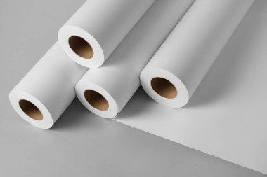 Boş beyaz kağıt ruloları gri arka planda yalıtılmış mockup