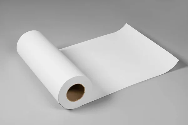 Λευκά ρολά λευκού χαρτιού που απομονώνονται σε γκρι φόντο — Φωτογραφία Αρχείου