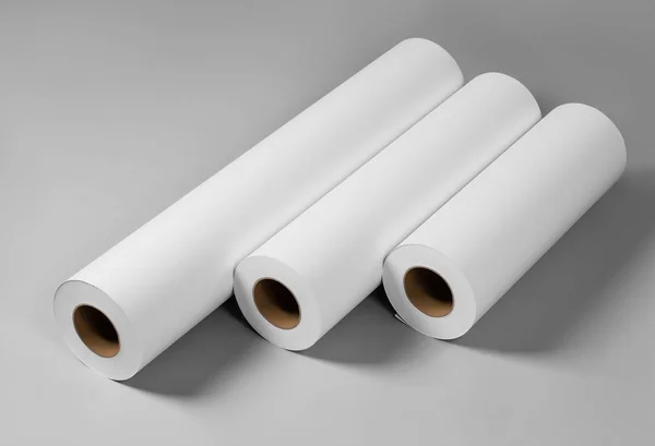 Boş beyaz kağıt ruloları gri arka planda yalıtılmış mockup