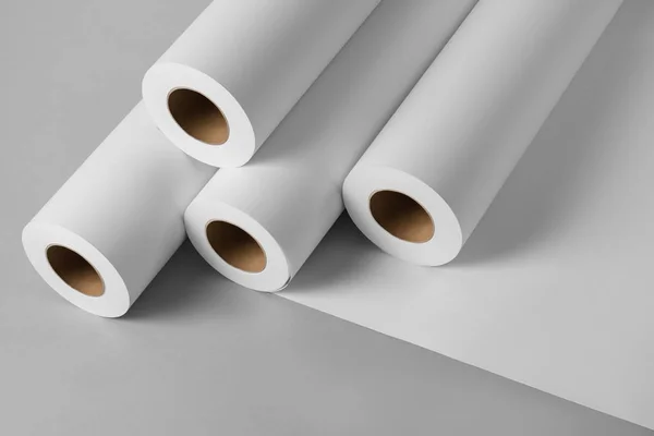 Boş beyaz kağıt ruloları gri arka planda yalıtılmış mockup