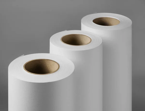 Leere weiße Papierrollen-Attrappe isoliert auf grauem Hintergrund — Stockfoto