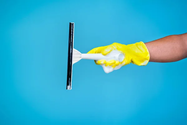Conjunto de limpieza - cristal de limpieza a mano con detergente —  Fotos de Stock