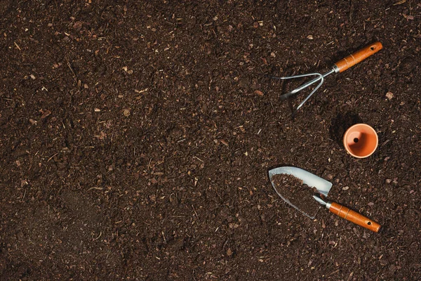 Kertészeti eszközök a talaj hátterében. Kerti munka — Stock Fotó