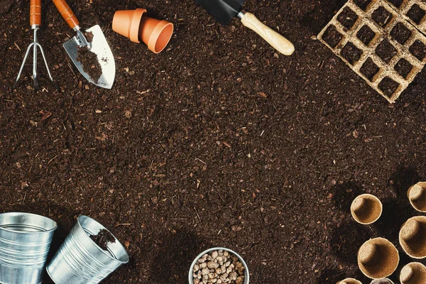 Attrezzi di giardinaggio su fondo di terreno. Lavorare in giardino — Foto Stock