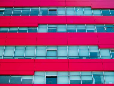 Kırmızı modern ofis binası ile birkaç bir windows