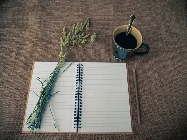 Estilo Vintage Escritorio Organizado Con Cuaderno Abierto Una Taza Café —  Fotos de Stock