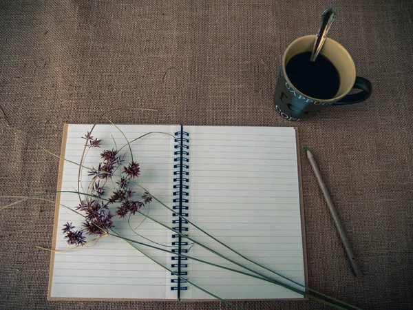 Estilo Vintage Escritorio Organizado Con Cuaderno Abierto Una Taza Café —  Fotos de Stock