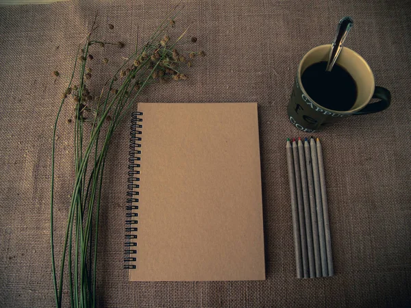 Estilo Vintage Escritorio Organizado Con Cuaderno Cerrado Hierba Seca Una —  Fotos de Stock