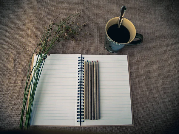 Estilo Vintage Escritorio Organizado Con Cuaderno Abierto Una Taza Café — Foto de Stock