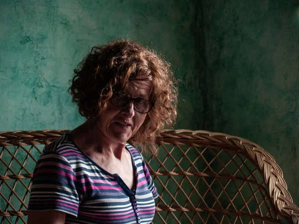 Retrato Mulher Madura Lendo Livro Uma Casa Rural Olhando Para — Fotografia de Stock