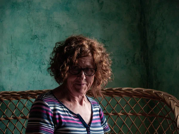 Retrato Mulher Madura Lendo Livro Uma Casa Rural Olhando Para — Fotografia de Stock