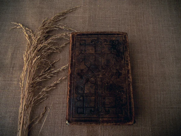 复古风格 用粗麻布背景的干草的闭合的古色古香的书 — 图库照片