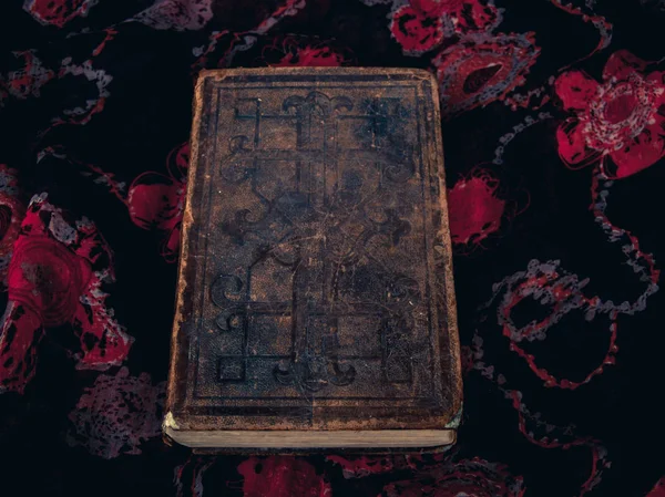 复古风格 闭合的古色古香的书以花背景 — 图库照片