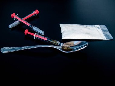 Uyuşturucu, bir kaşık ve şırınga siyah arka plan ile. Uyuşturucu kavramı