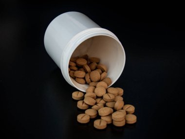 Bir sürahi hapları siyah arka plan ile. Sağlık kavramı