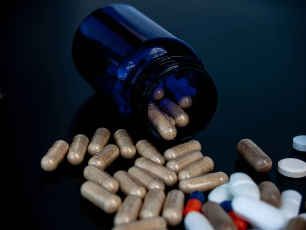 Una Pentola Pillole Diverse Dimensioni Forme Colori Concetto Sanitario — Foto Stock