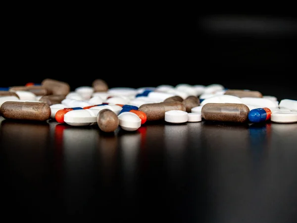 Pillole Diverse Dimensioni Forme Colori Con Sfondo Nero Concetto Sanitario — Foto Stock