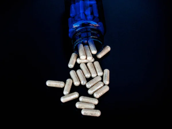 Una Pentola Pillole Con Sfondo Nero Concetto Sanitario — Foto Stock