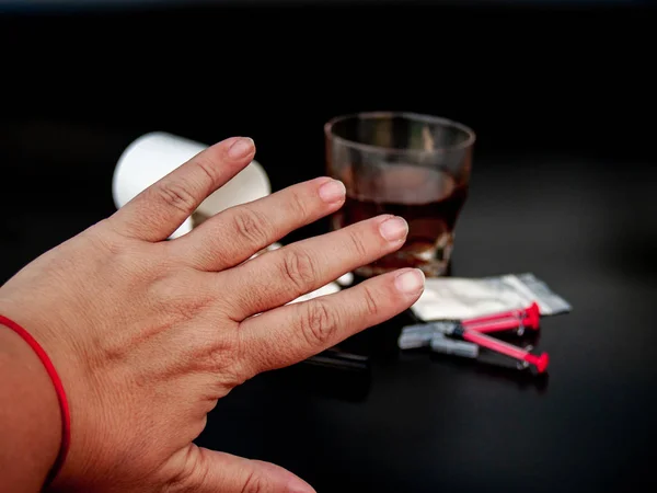 Uma Pessoa Gestando Com Mão Parar Drogas Comprimidos Diferentes Tamanhos — Fotografia de Stock