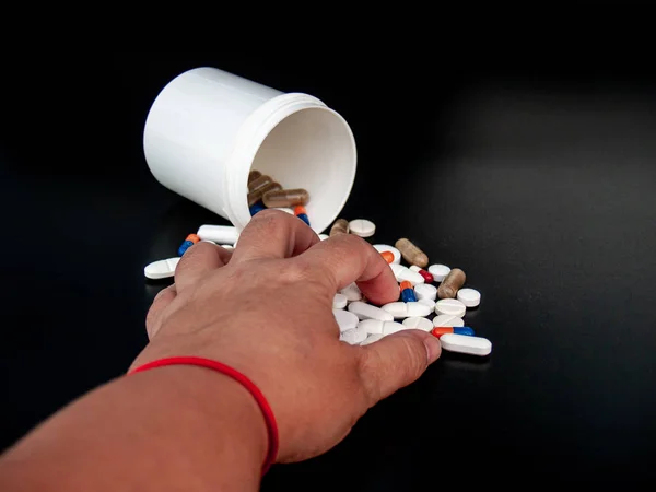 Uma Pessoa Segurando Pílulas Diferentes Tamanhos Formas Cores Com Mão — Fotografia de Stock