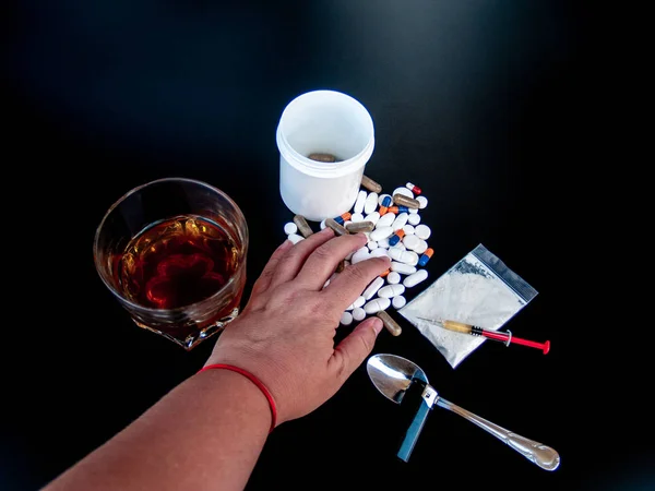 Una Persona Sola Bicchiere Whisky Sulla Mano Pillole Diverse Dimensioni — Foto Stock
