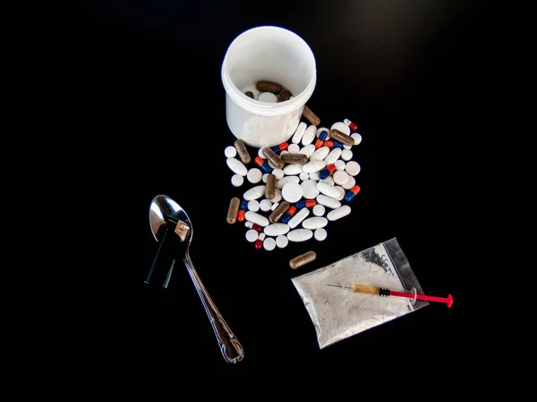 ยาท ขนาด และส างก ยาและหลอดฉ ดยา แนวค ดของยาเสพต ดและแอลกอฮอล — ภาพถ่ายสต็อก