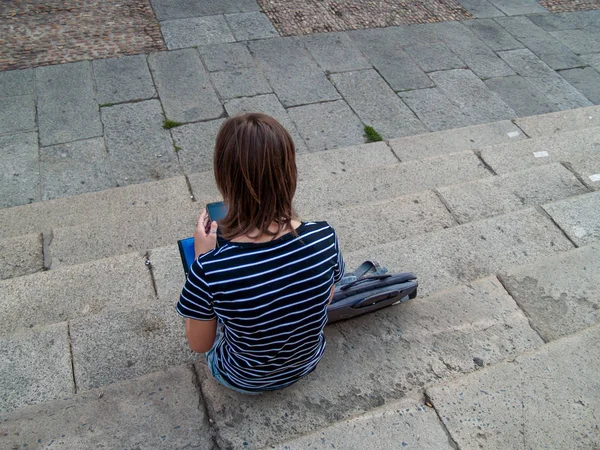 Dospívající Žena Chytrý Telefon Ruce Schodech Historická Budova — Stock fotografie