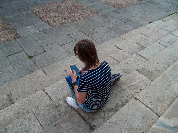 Una Adolescente Con Teléfono Inteligente Las Manos Las Escaleras Edificio — Foto de Stock