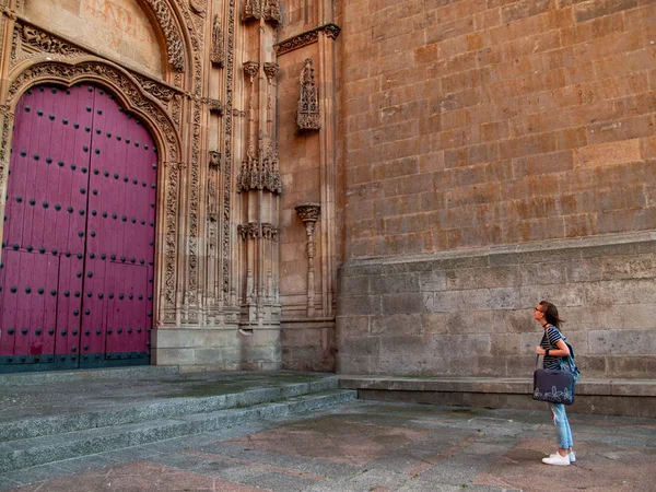 Una Adolescente Sentada Frente Una Pared Mirando Puerta Una Catedral — Foto de Stock