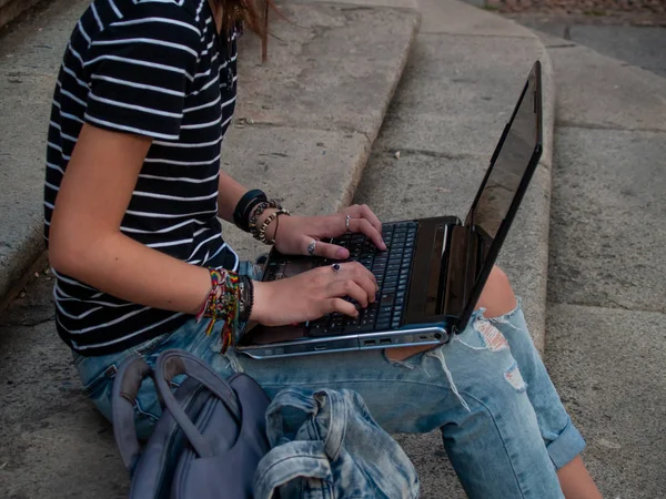 Подросток Учится Ноутбуком Лестнице Университета Университетском Городке — стоковое фото