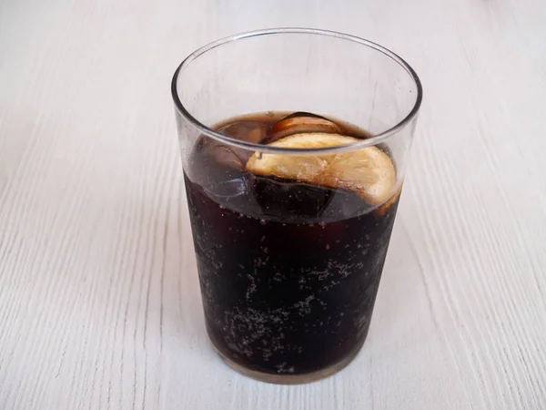 Bir bardak kola bir dilim limon ile