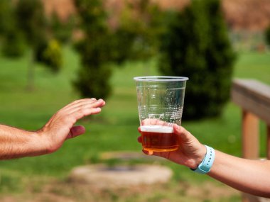 Alkol kavramı durdurmak. Bir bardak bira için jest bir stop yaptıktan bir adam