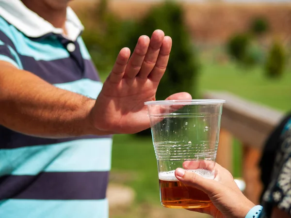 Stop Alkohol Koncepcja Człowieka Zatrzymać Gest Szklanki Piwa — Zdjęcie stockowe