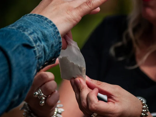 Uomo Una Donna Che Trafficano Droga Strada — Foto Stock