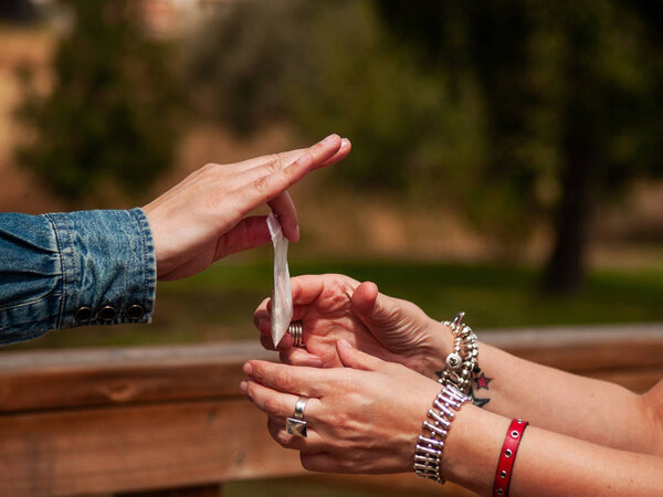 Мужчина и женщина продают наркотики на улице
