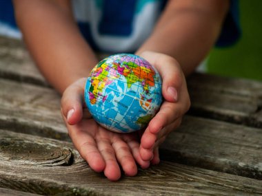 Dünya veya onun elinde Dünya gezegeninin bir top olan bir çocuk. Ekoloji kavramı